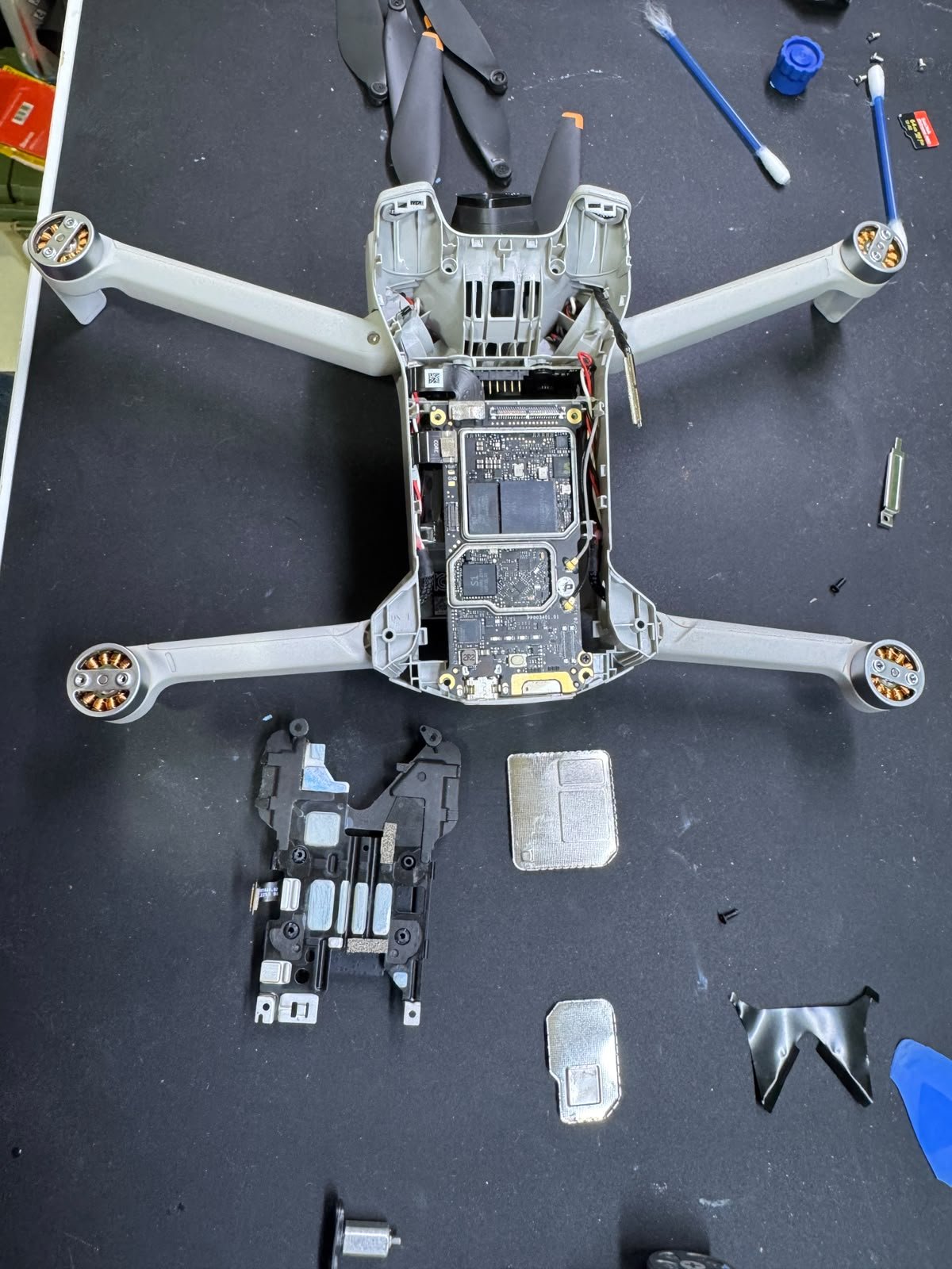 Componentes de drone em laboratório